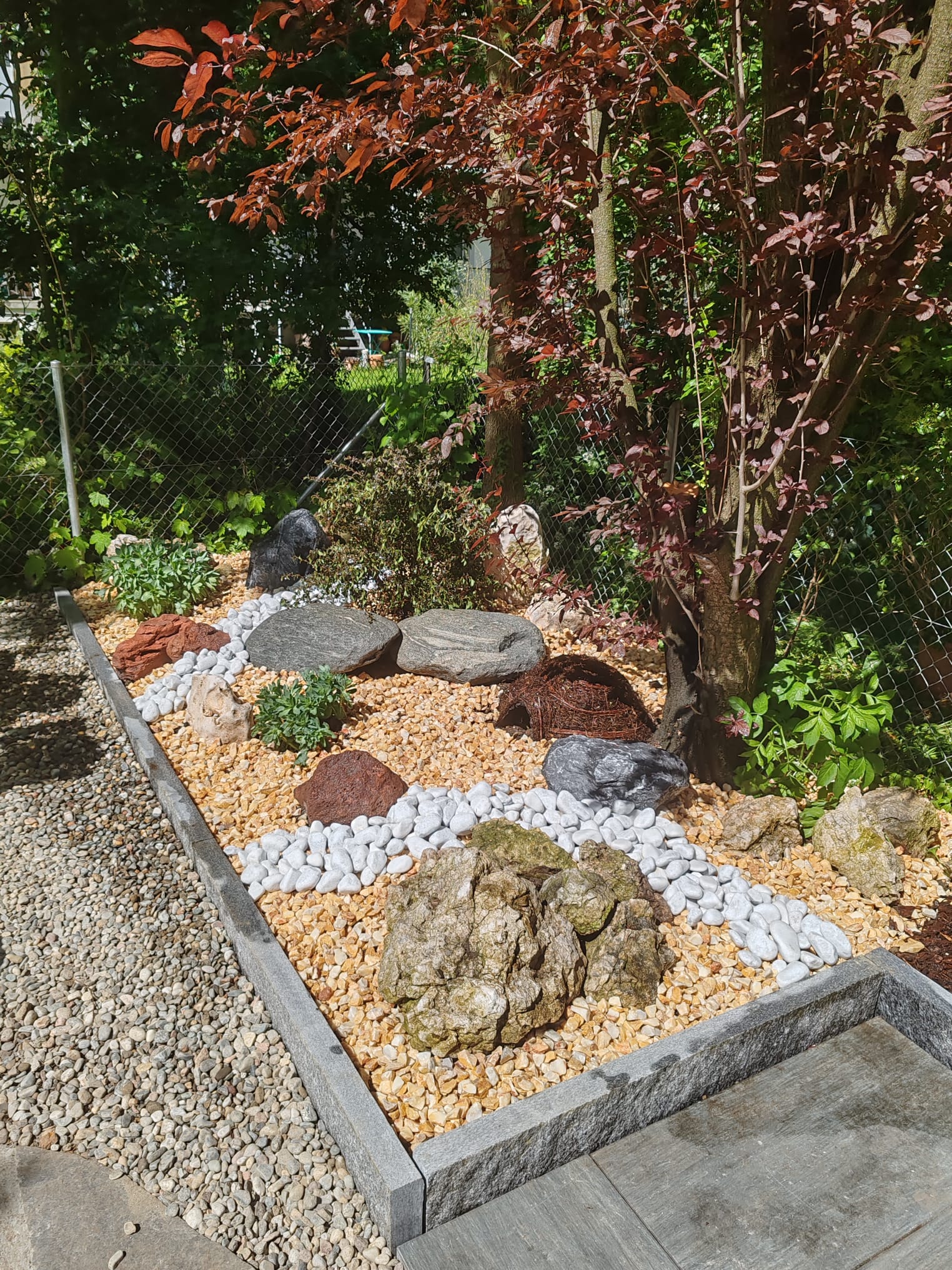 Mediterraner Steingarten mit Kies und Felsen im Fricktal