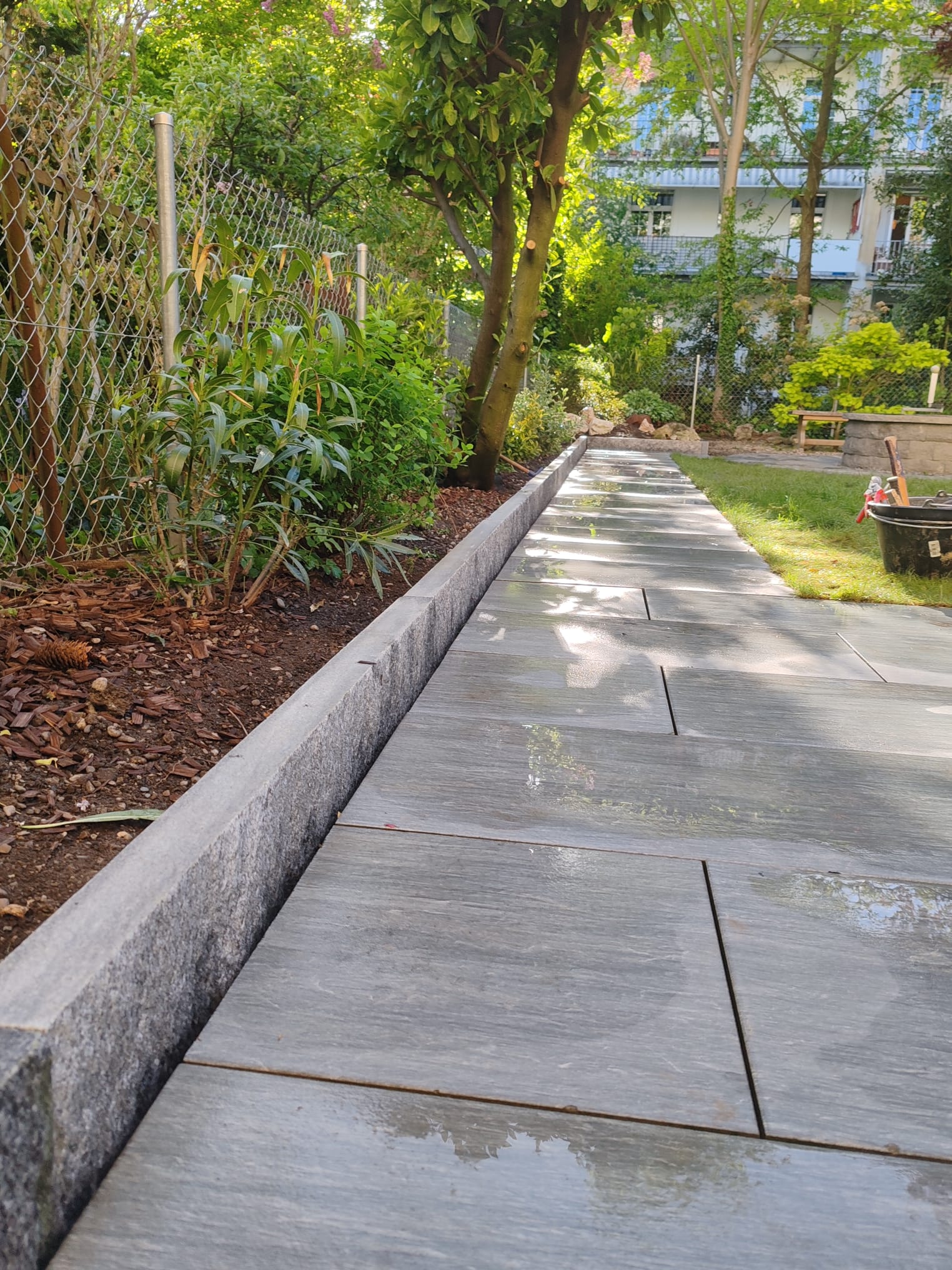 Wegebau, Plattenweg mit Granit-Randsteinen, Gartenbau Fricktal